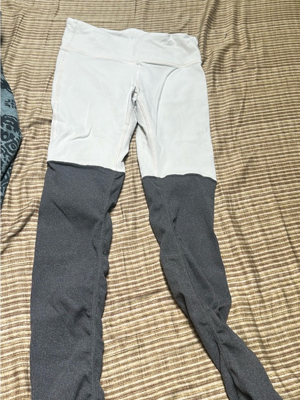ALO Yoga WHITE and Gray Colorblock Leggings